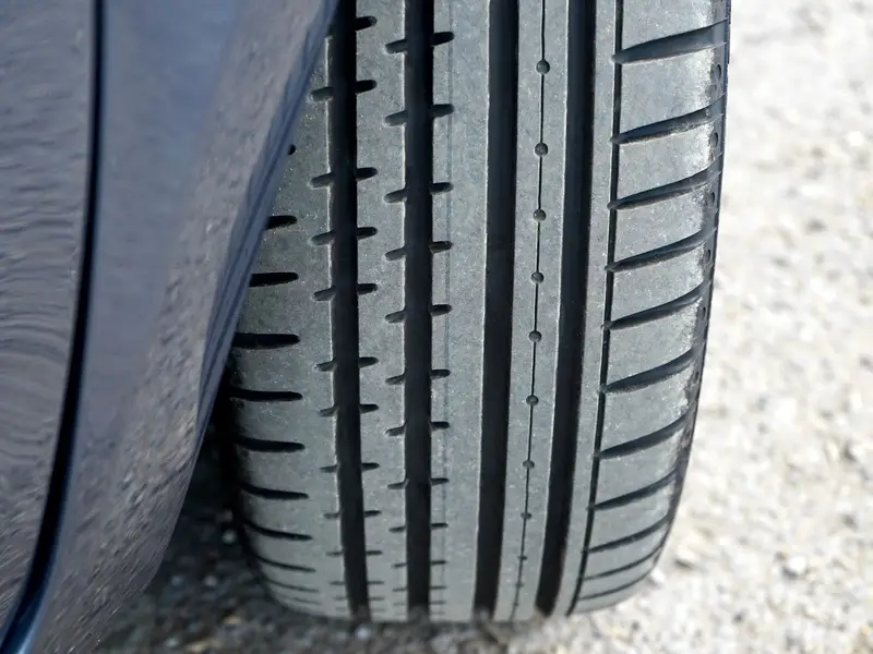 Ljetna guma na automobilu na asfaltu